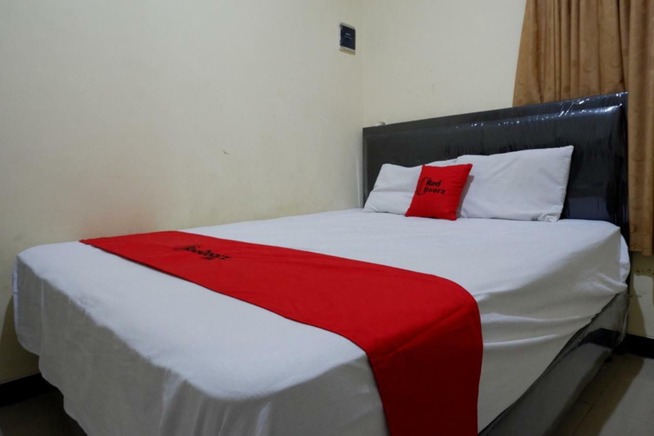 Reddoorz Near Gor Wisanggeni Hotell Tegal  Exteriör bild